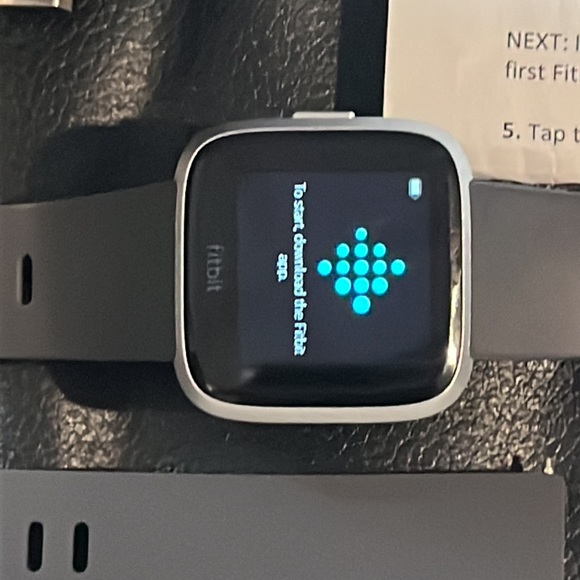 Fitbit Versa Lite Edition w Charger & New Wristbands - Reset to Factory Settings - Picture 2 of 7